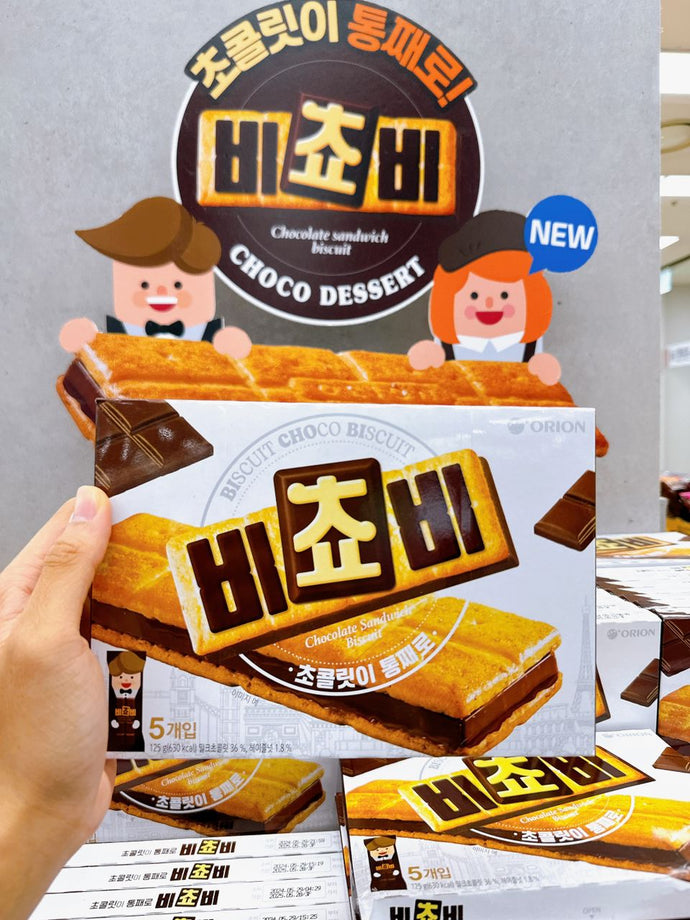 KR 韩国 ORION 最新推出的 CHOCO SANDWICH 三明治夾心餅 , 餅乾是酥脆的口感，巧克力特特別的濃郁